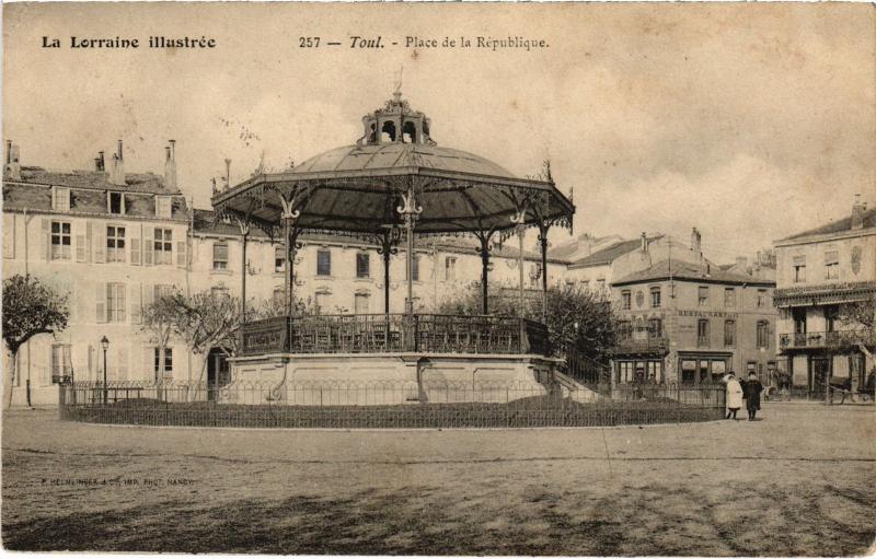 Carte postale ancienne Toul Place de la Republique
