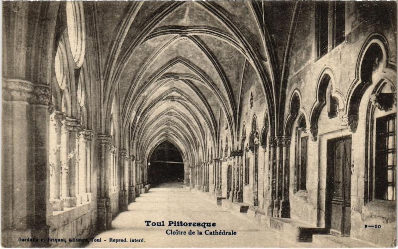 Carte postale ancienne Toul Cloitre de la Cathedrale