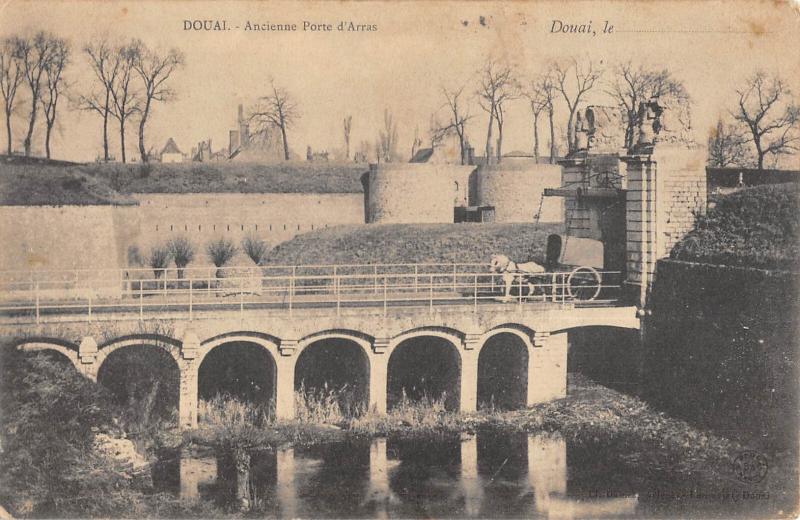 Carte postale ancienne Douai - Ancienne Porte D'Arras à Douai