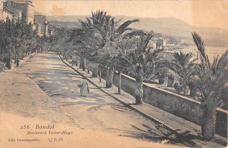 Carte postale ancienne Bandol - Boulevard Victor Hugo à Bandol