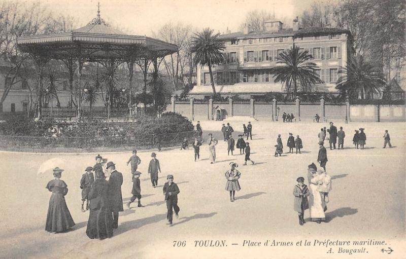 Carte postale ancienne Toulon - Place D'Armes Et Prefecture Maritime à Toulon