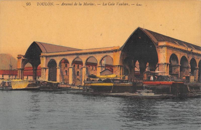 Carte postale ancienne Toulon - Arsenal De La Marine - La Cale Vauban à Toulon