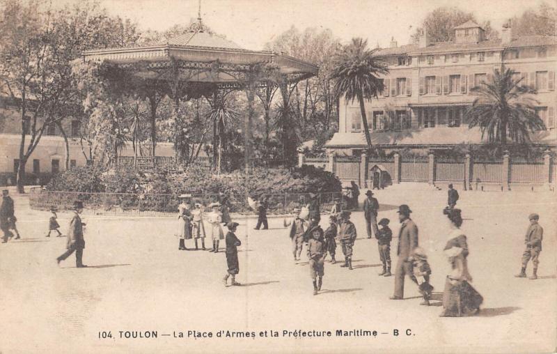 Carte postale ancienne Toulon - La Place D'Armes Et La Prefecture à Toulon