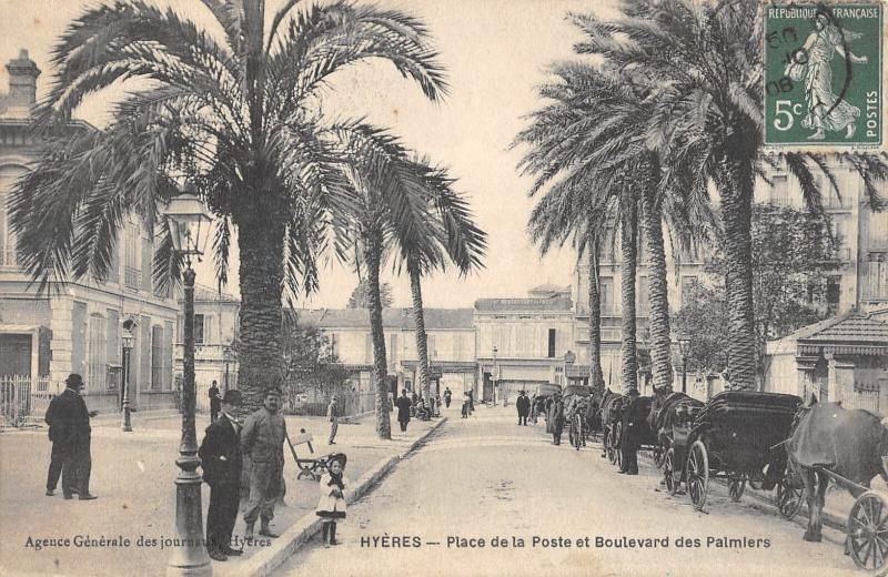 Carte postale ancienne Hyeres - Place De La Poste Et Boulevard Des Palmiers - Attelages à Hyères