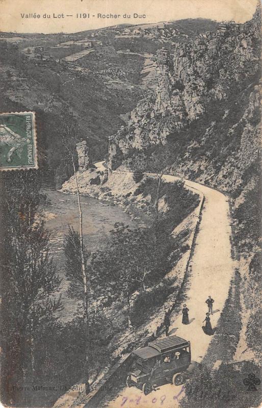 Carte postale ancienne Vallee Du Lot - Rocher Du Duc - Autobus