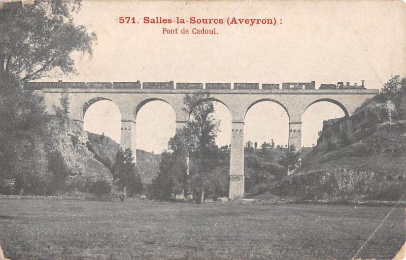 Carte postale ancienne Salles La Source - Pont De Cadoul - Train à Salles-la-Source