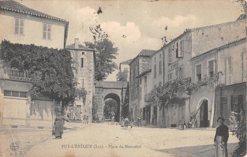 Carte postale ancienne Puy Leveque - Place Du Mercadial
