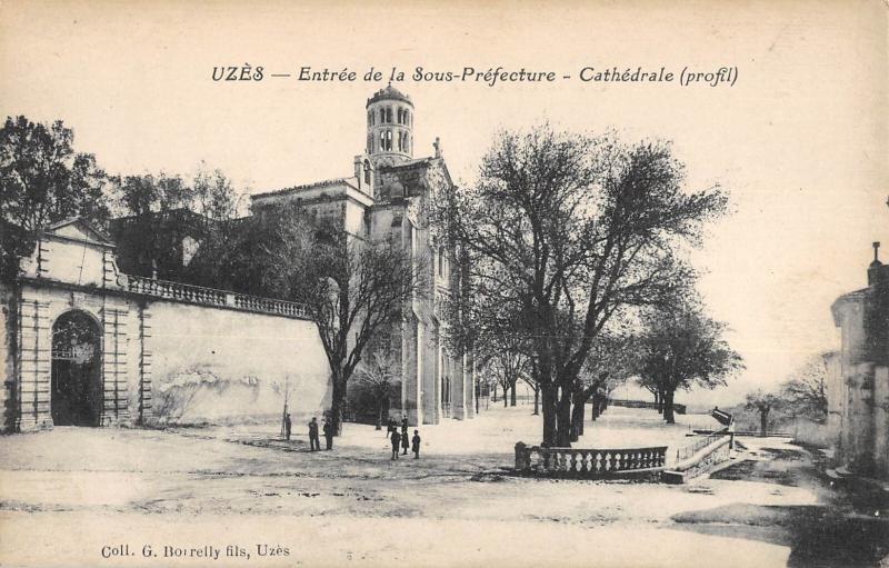 Carte postale ancienne Uzes - Entree De La Sous Prefecture à Uzès