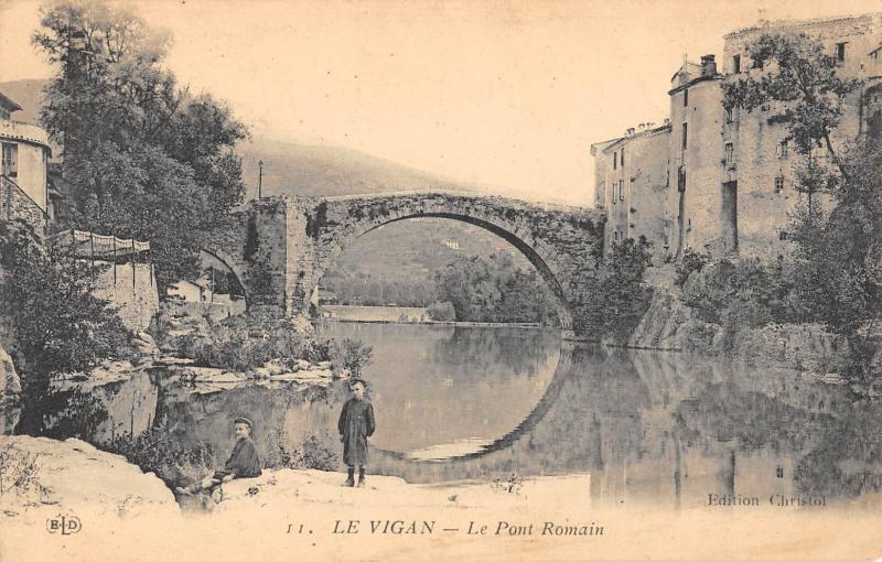 Carte postale ancienne Le Vigan - Le Pont Romain au Vigan
