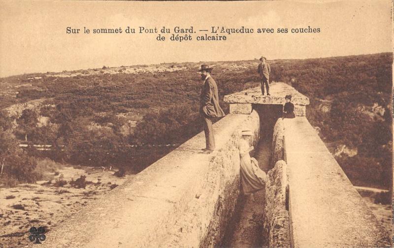 Carte postale ancienne Sur Le Sommet Du Pont Du Gard - L'Acqueduc