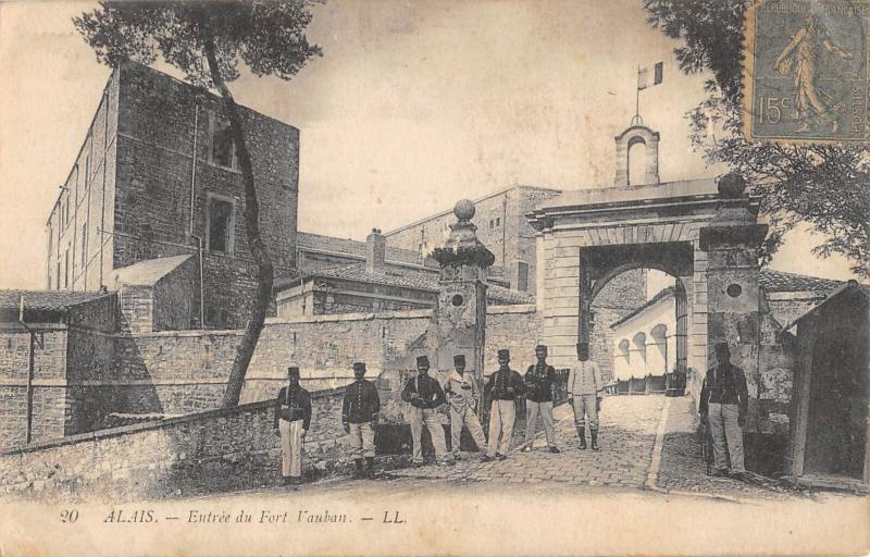Carte postale ancienne Ales - Entree Du Fort Vauban à Alès