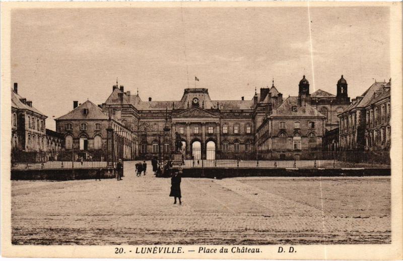 Carte postale ancienne Luneville Place du Chateau