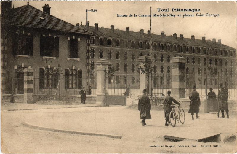 Carte postale ancienne Toul entree de la Caserne Marechal Ney