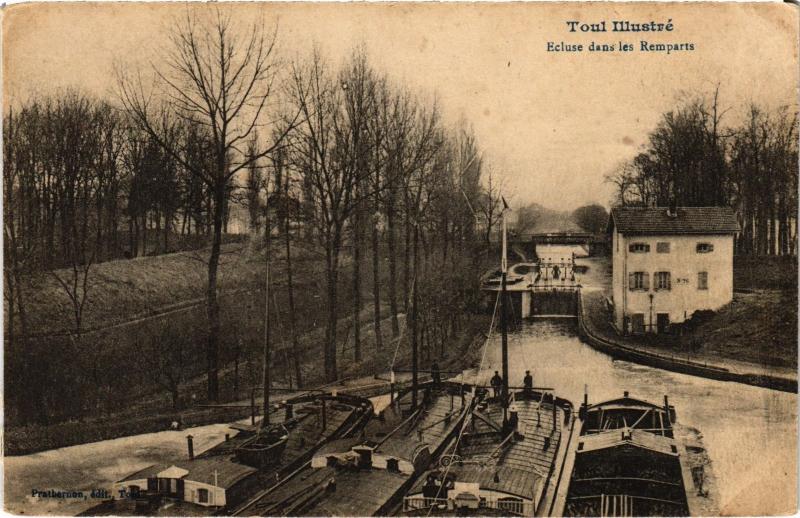 Carte postale ancienne Toul Ecluse dans les Remparts