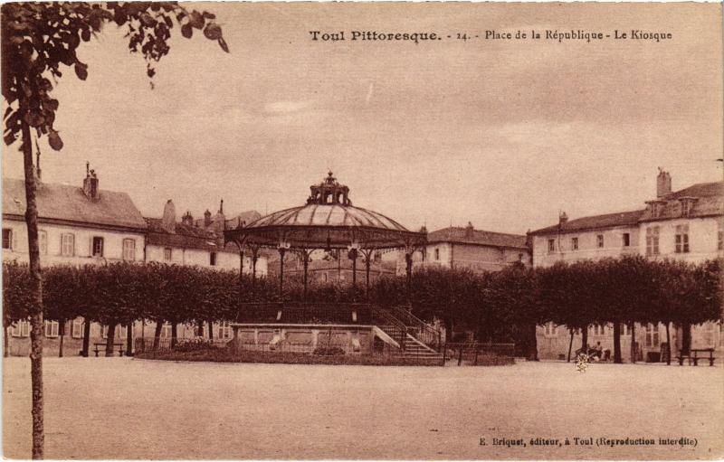 Carte postale ancienne Toul Place de la Republique