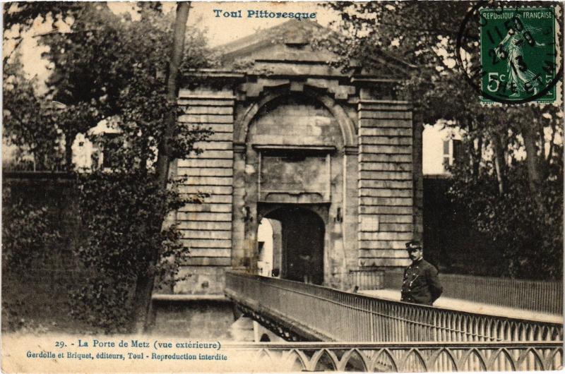 Carte postale ancienne Toul Porte de Metz