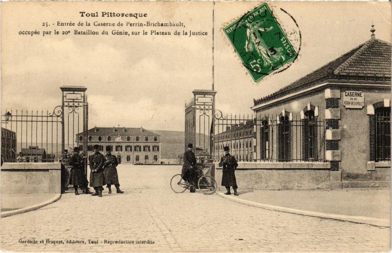 Carte postale ancienne Toul entree de la Caserne Marechal Ney
