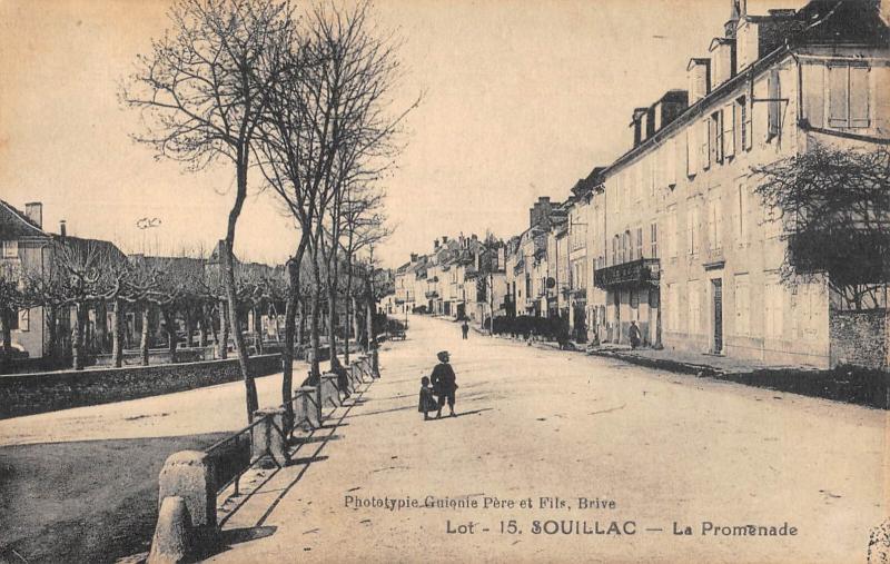 Carte postale ancienne Souillac - La Promenade à Souillac