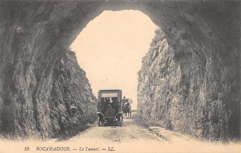 Carte postale ancienne Rocamadour - Le Tunnel - Autobus à Rocamadour