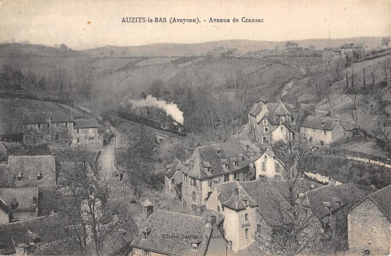 Carte postale ancienne Auzits Le Bas - Avenue De Cransac - Train à Auzits