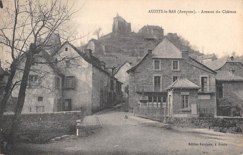 Carte postale ancienne Auzits Le Bas - Avenue Du Chateau à Auzits