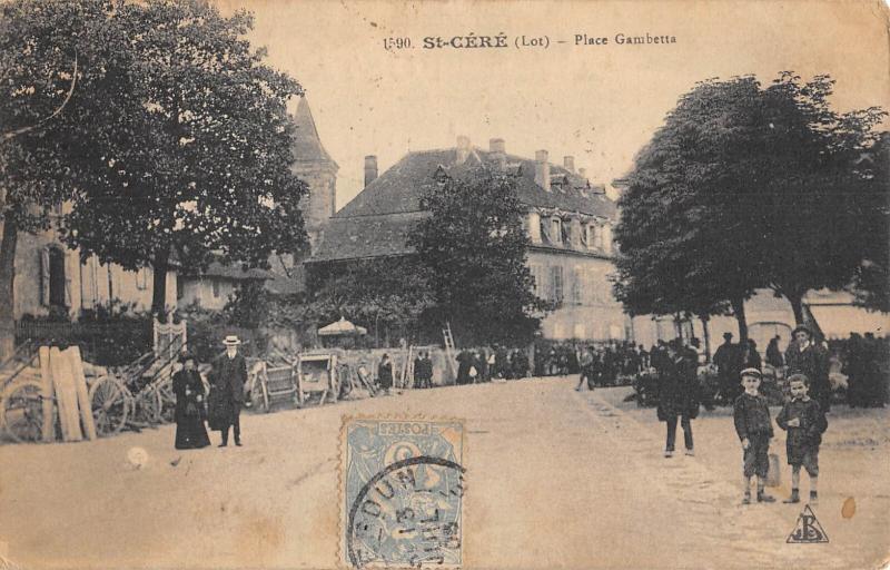 Carte postale ancienne Saint Cere - Place Gambetta à Saint-Céré