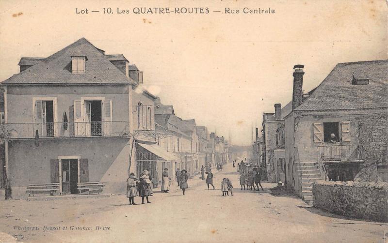 Carte postale ancienne Les Quatre Routes - Rue Centrale