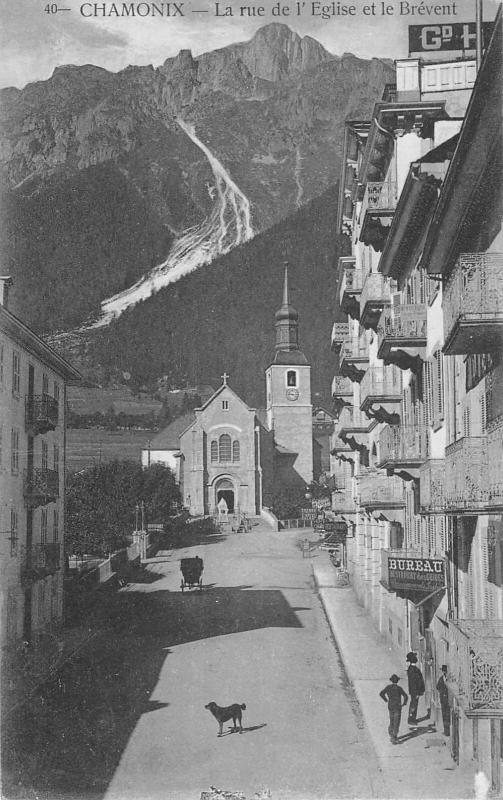Carte postale ancienne Chamonix - La Rue De L'Eglise Et Le Brevent
