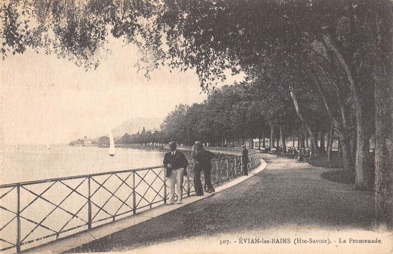 Carte postale ancienne Evian Les Bains - La Promenade à Évian-les-Bains