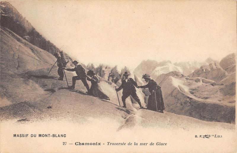 Carte postale ancienne Chamonix - Passage De La Mer De Glace
