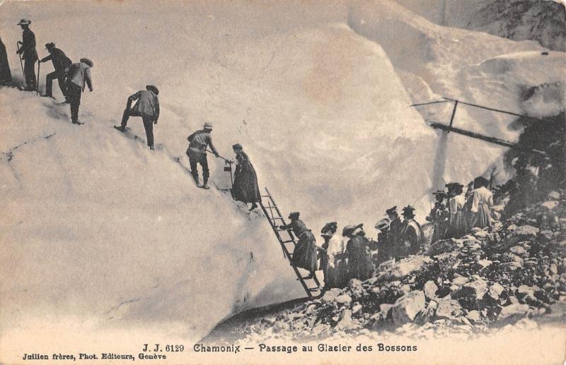 Carte postale ancienne Chamonix - Passage Au Glacier Des Bossons