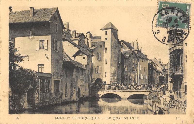 Carte postale ancienne Annecy Pittoresque - Le Quai De L'Ile à Annecy