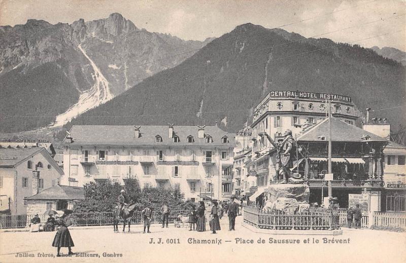 Carte postale ancienne Chamonix - Place De Saussure Et Le Brevent