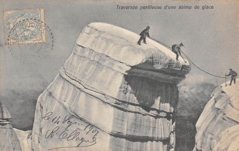 Carte postale ancienne Traversee Perilleuse D'Une Abime De Glace