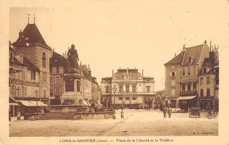 Carte postale ancienne Lons Le Saunier - Place De La Liberte Et Le Theatre à Lons-le-Saunier