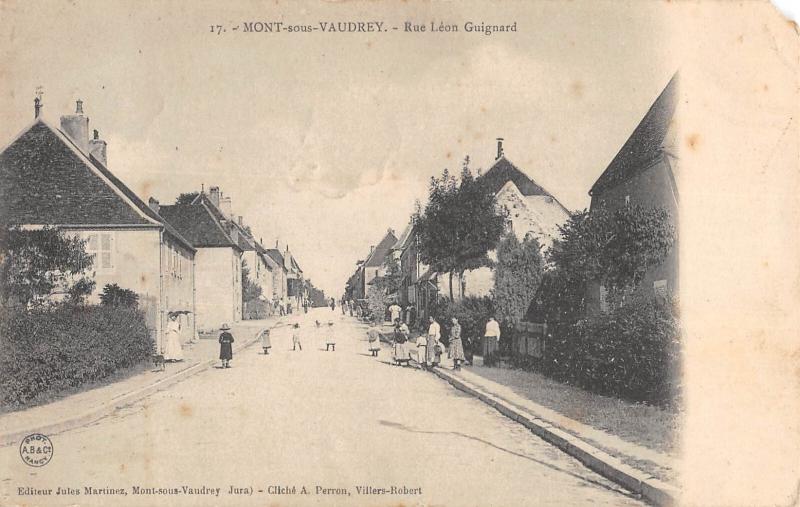 Carte postale ancienne Mont Sous Vaudrey - Rue Leon Guignard à Mont-sous-Vaudrey