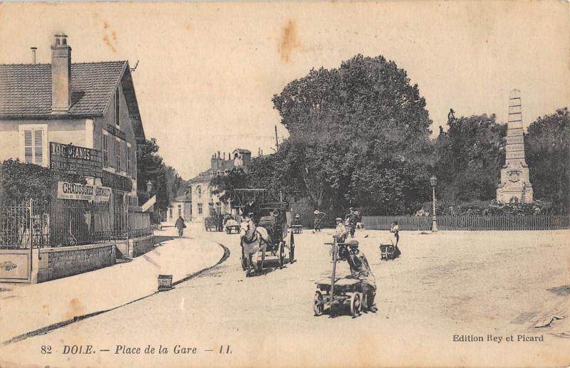 Carte postale ancienne Dole - La Place De La Gare à Dole