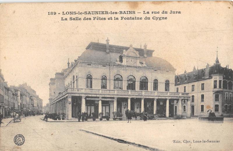 Carte postale ancienne Lons Le Saunier Les Bains - La Rue Du Jura - La Salle Des Fetes Et La Fon à Lons-le-Saunier