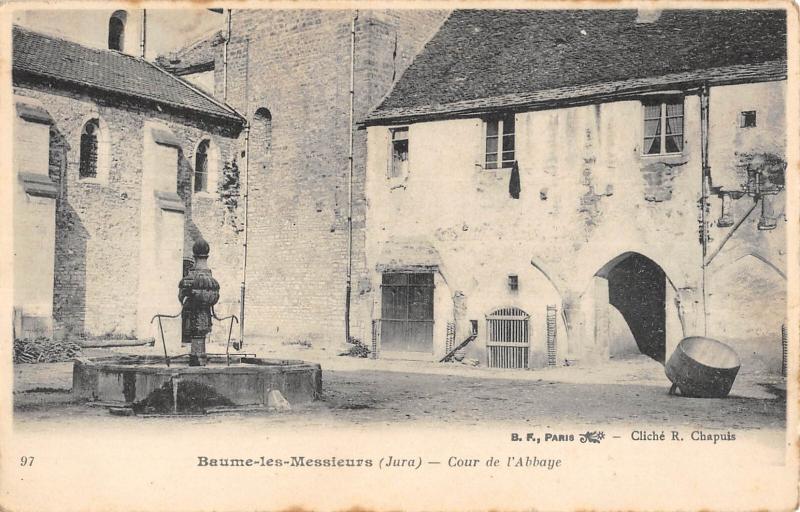 Carte postale ancienne Beaume Les Messieurs - Cour De L'Abbaye