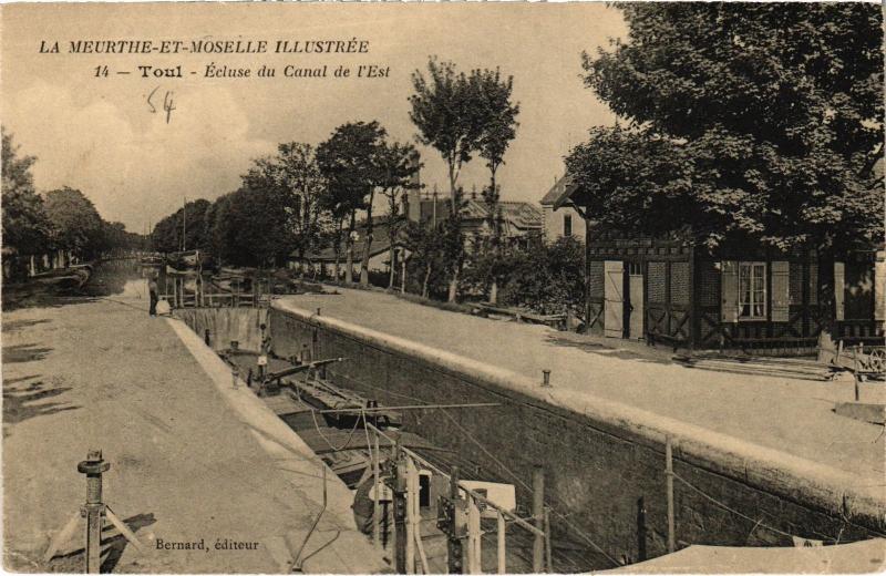 Carte postale ancienne Toul Ecluse du Canal de l'Est