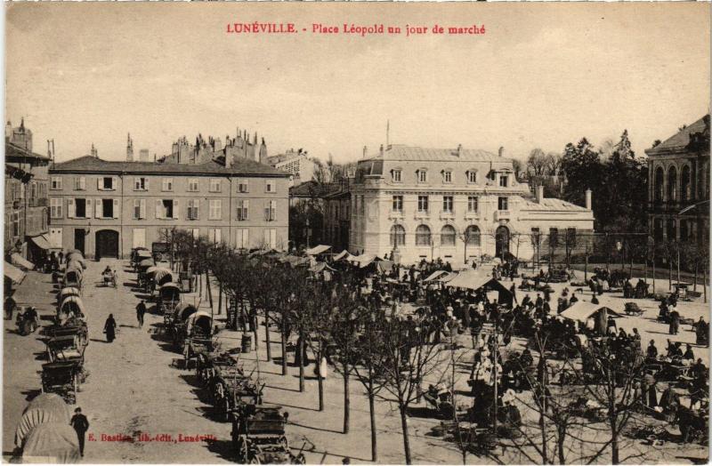 Carte postale ancienne Luneville Place Leopold