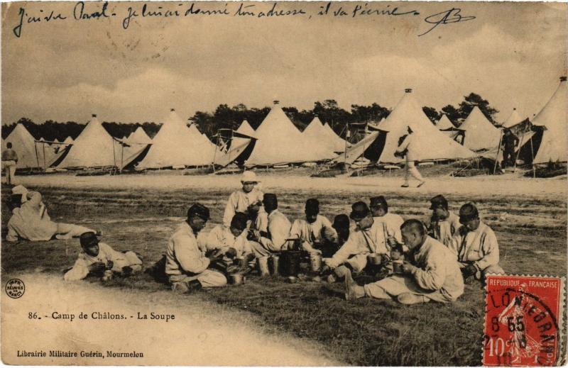 Carte postale ancienne Camp de Chalons la soupe