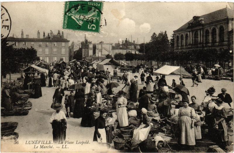 Carte postale ancienne Luneville Place Leopold