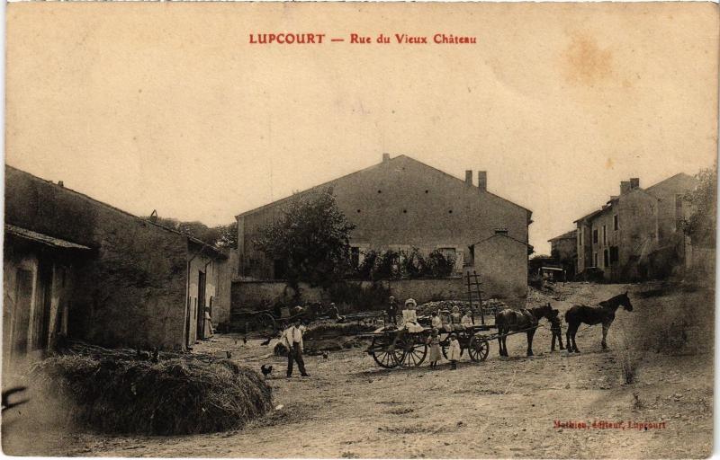Carte postale ancienne Lupcourt Rue du Vieux Chateau à Lupcourt