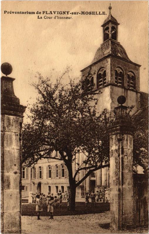 Carte postale ancienne Flavigny Cour d'honneur