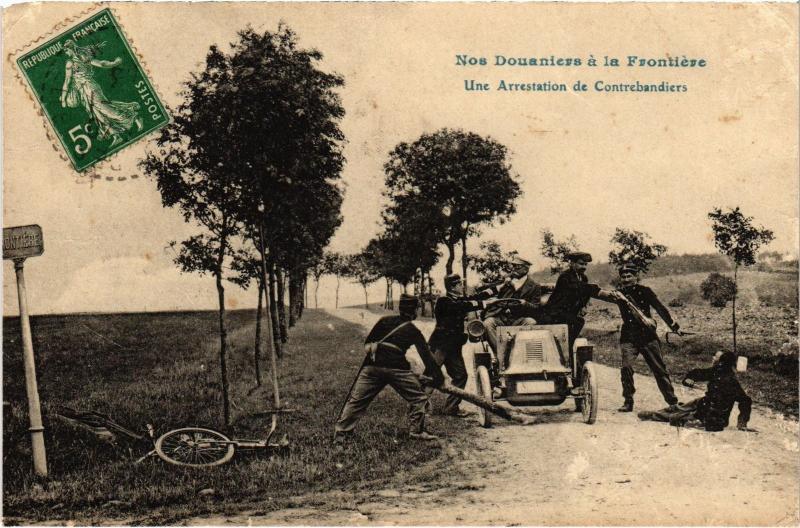 Carte postale ancienne Une Arrestation de Contrebandiers
