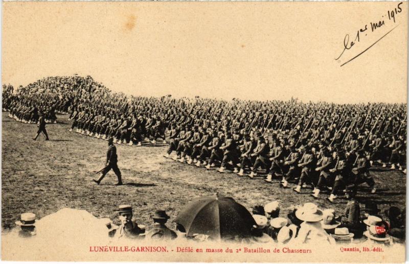 Carte postale ancienne Luneville defile en masse
