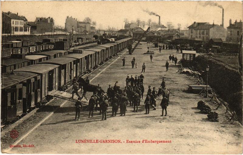 Carte postale ancienne Luneville Exercice d'Embarquement