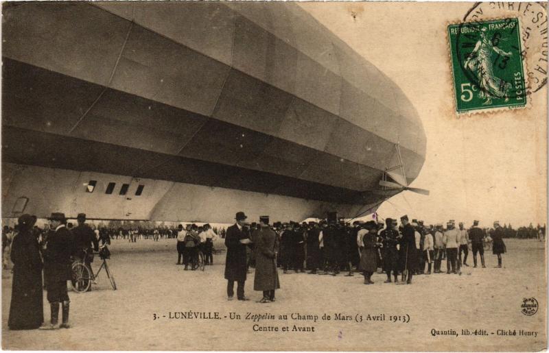 Carte postale ancienne Luneville Zeppelin au Champ de Mars Centre et Avant