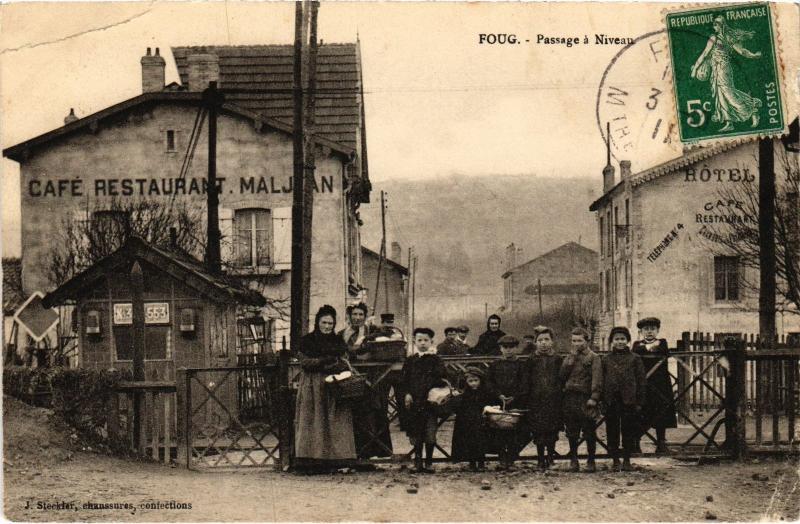 Carte postale ancienne Foug passage a niveau